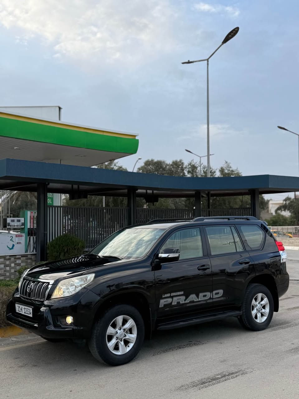 Toyota prado 2013 خليجي فول موصفات وموصفاتها  معروفه سياره جديده ونضيفه  من شركة لحد هسه يمنه كلشي ع وضعيه شركة بيها جاملغ وبونيت صبغ وبوينت بيلادي بعده باقي يحتاجله شبر تعديل كير ومحرك وكلشي بشرط اكلس بشرط سياره دينار مصرف مابيها بدون دواخل تبريد ثلج ومكاني كركوك الي يفيده اني بخدمته 
🛑🛑🛑: سياره ٤ سلندر 
رقم موبايل :*********** كركوك, العراق
