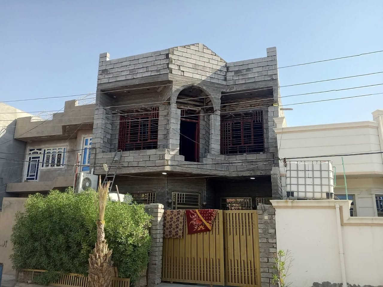 🏠 بيت للبيع

*الموقع:* حي المثنى - خلف الشهداء
*موقع مميز جداً* قريب على جامع فاطمة الزهراء (ع)

*المساحة:* 150 متر

*تفاصيل البيت:*

*الطابق الأول:* جاهز للسكن 100%
- حزام سيراميك كامل حتى الغرف
- الأرضية مرمر فاخر
- متكون من 5 غرف واسعة

*الطابق الثاني:* مصبوب وجاهز هيكل
- بيه بوب وشبابيك كاملة
- يحتاج فقط بياض + سيراميك + جام
- يعني شغلات بسيطة وتسكن بيه

بيت نظيف وموقعه يخبل، مناسب للسكن والعائلة الكبيرة.

*للاستفسار يرجي الاتصال على الرقم المكتب الخاص *********** مكتب 🏢 مجيد السامرائي العقارات
