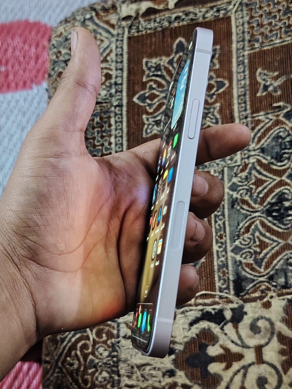 ايفون 12 عادي نموذج A  ذاكرة 128 بطارية 91 لا مبدلة ولا مرفوعة ( شرط الفحص قبل لاتاخذ ) 
نظافة 100/100 
الموبايل جديد وكلشي مامبدل بي ولا مصلح 
بطاريته بلادية 91 ما مرفوعة يعني عالفحص 
سعرة 400 الف مكاني بغداد الشعلة
رقم *********** بيه واتساب
( بيع او مراوس)
