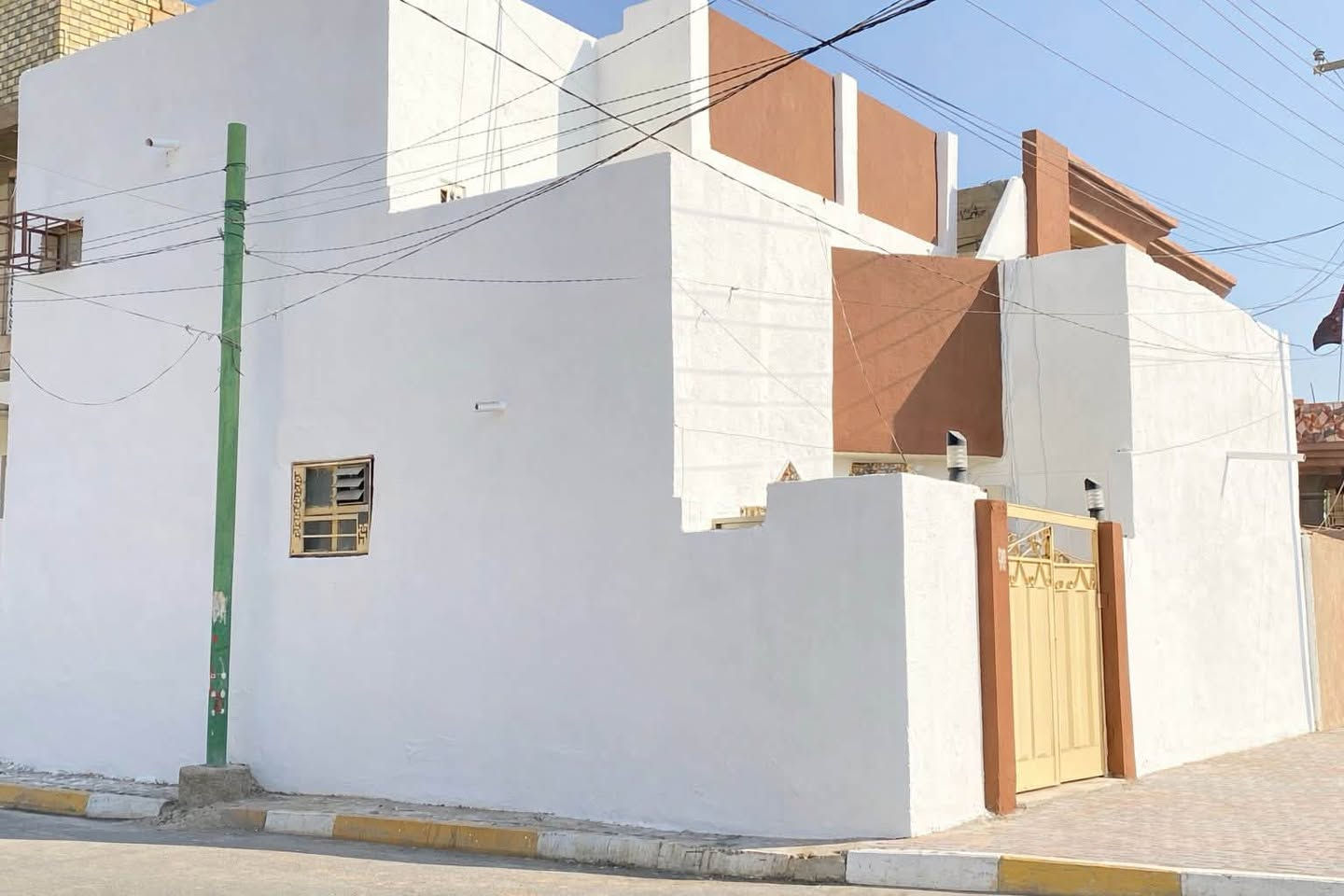 🔺السلام عليكم
بيت ركن على الشارع العام موقع تجاري ويصلح محال تجارية المساحة 110 متر واقع حال  حي العامل قرب مول الباقر خلف المول البيت طابقين 4 غرف نوم و استقبال وصالة ومطبخ وملحق للمطبخ و3 حمامات ،قريب على السوق والمدارس 
للاستفسار  بالإتصال أو الواتساب على الرقم ***********
