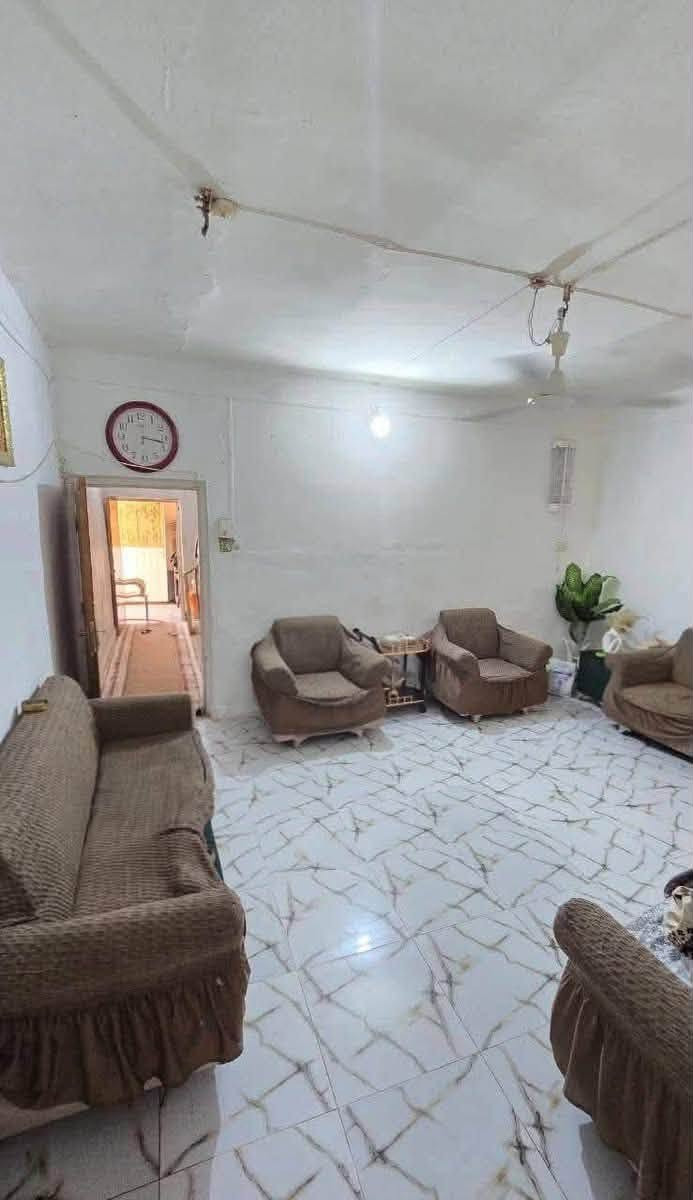 دار طابو صرف في الجمعيه المساحه 220م قرب الملعب بناء قديم  سعر مناسب 135 وبي مجال بسيط , طابقين ٣  غرف نوم  هول استقبال صحيات داخليه وخارجيه مطبخ كراج سياره حديقه إماميه. للتواصل *********** بي وتس أب
