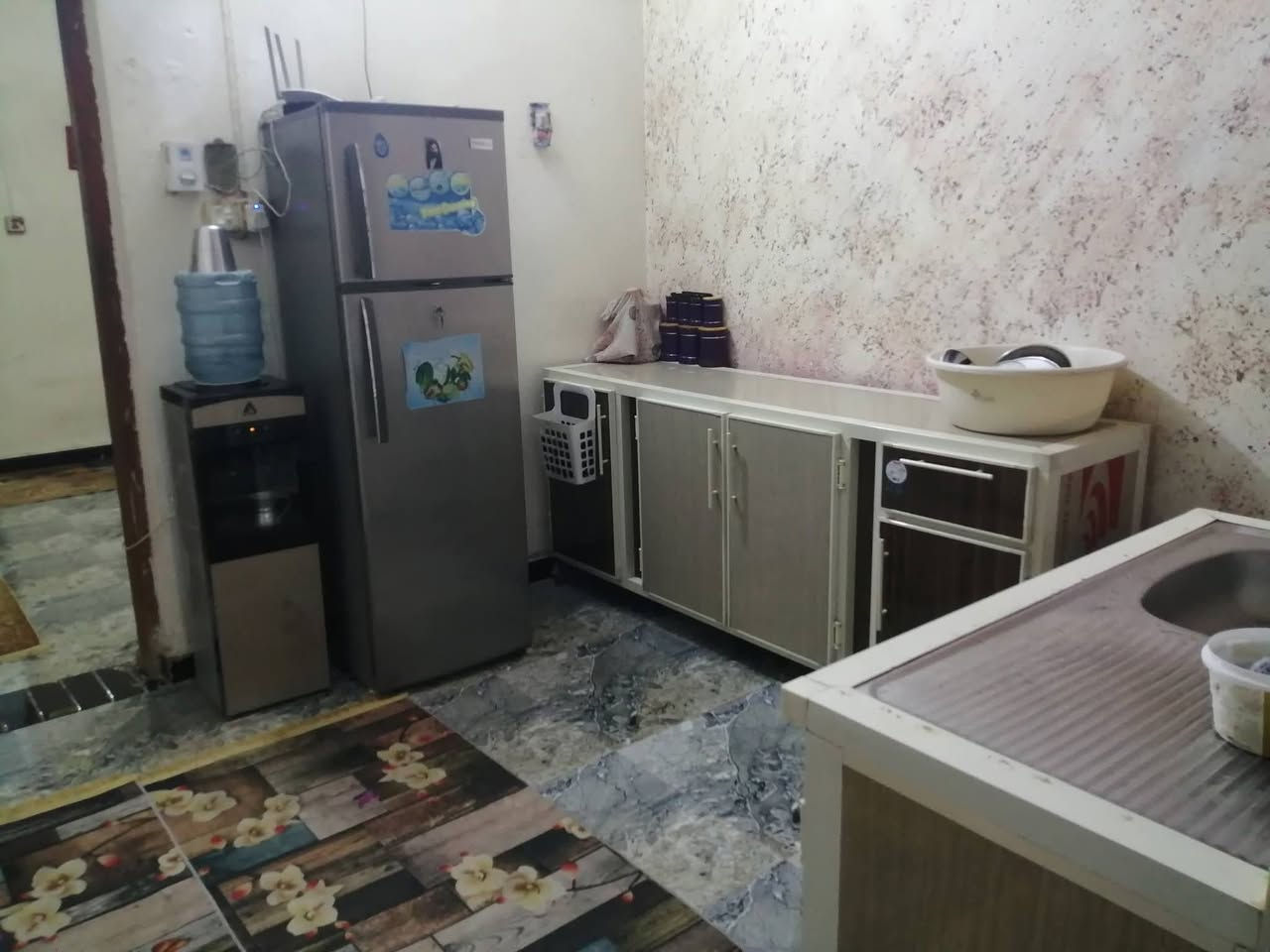 ✨ دار للبيع ✨
📍 الديوانية – شارع سيد هاشم (مجاور لمجمع عزيز المياحي)
📐 المساحة: 150م – البيت زراعي
🏠 التفاصيل:
مطبخ / صالة / غرفة / محل
حمام داخلي + صحيات خارجية
ممر داير البيت(25مليون) 
📞 للاستفسار: *********** (واتساب متوفر)
