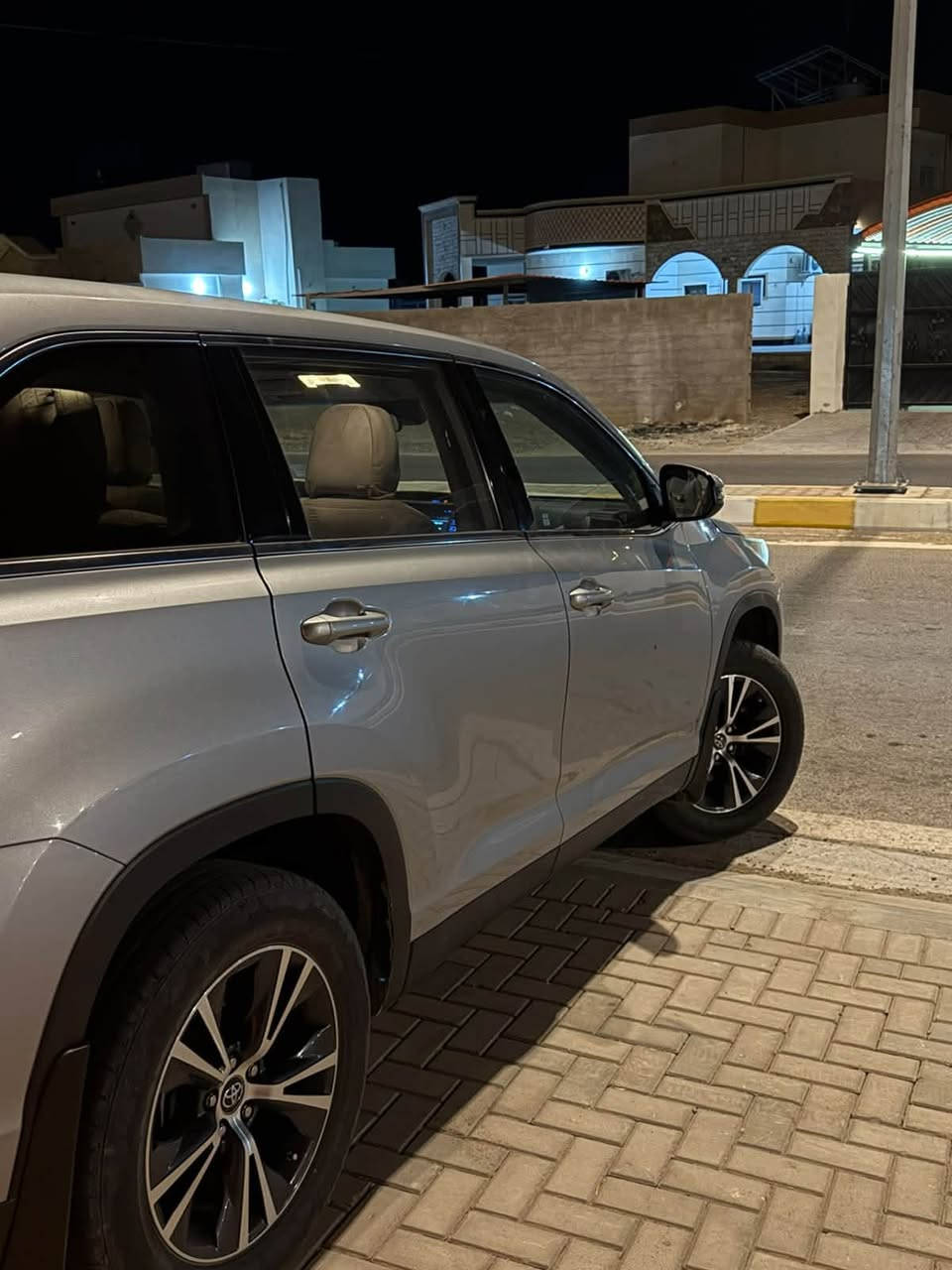 هايلندر موديل 19 
بيها قطعه وحده(بنيد بدون دواخل )
كير محرك صدر تايرات تبريد شرط 
بدون خدوش سيارة جديده نضيفه100‎%‎100
رقم كركوك راعيها من العلم تحويل ثاني يوم
السعر 215 ورقه وبي مجال قليل 
الاتصال ***********
