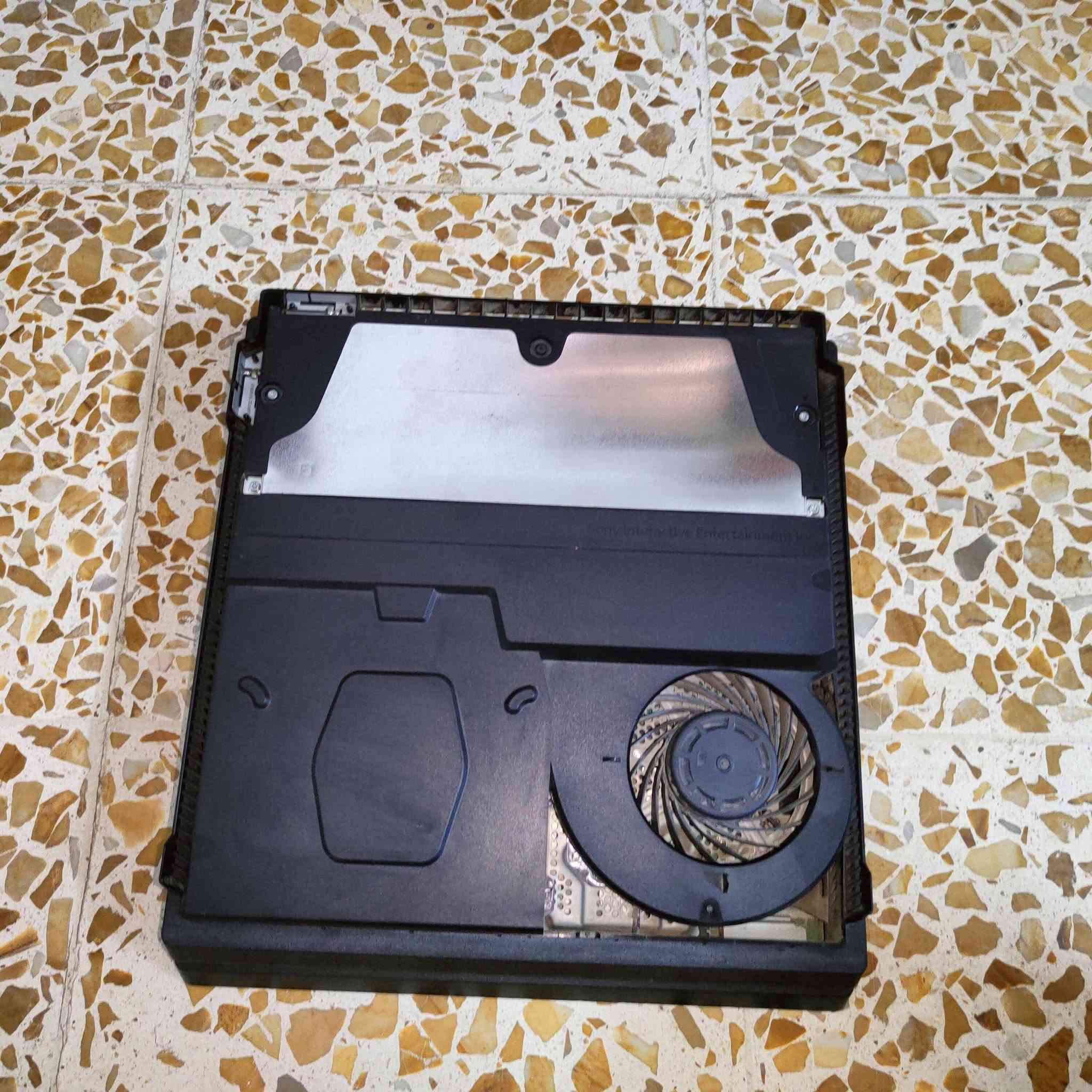 السلام عليكم متوفر PS4 PRO مهكر نضام 9.00 على متصفح أرقى تهكير ذاكره 1T الجهاز يدعم 4k الجهاز لا مفتوح ولا مصلح شرط على فحص حيل نضيف مثل ما موضح بل صور ملحقاته كاملة مع يده واحده اصلية بي 18 لعبه كلهم قويات وبي مجال بعد تنزل سعر الجهاز 375 وبي مجال للشراي مكاني الموصل توصيل ما عندي تجي للبيت تفحص وتاخذ الخاص مفتوح وهذا الرقم بي واتساب هم *********** اذا مو شراي لا دوخني اعبر گبل
