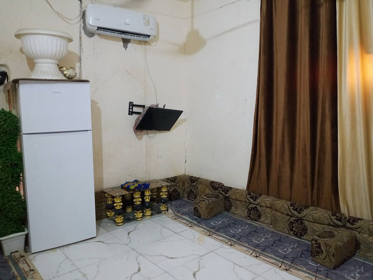 يالله
اللهم صل على محمد وال محمد
دار للبيع مساحة 100م طابوق عكادة يحتوي على غرفتين وصاله ومطبخ وديوانيه بناء متوسط عالي عن الشارع
العنوان خنيطله على الحولي الجديد مقابل حي المهندسين للاستفسار عن السعر مراسلة الصفحه او واتساب ***********
نستقبل جميع عروضكم الخاص بالطابو او الزراعي 
عنوان المكتب خنيطله شارع الكراج @إشارة
