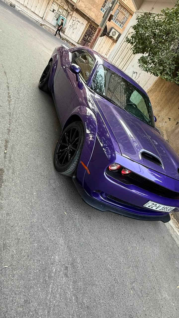 لموديل: دودج تشالنجر SXT 2023.
* المحرك: 3.6 لتر Pentastar V6.
* ناقل الحركة: أوتوماتيك 8 سرعات.
* نظام الدفع: خلفي (RWD)، . 
ماشيه 42 الف فقط 
* لون: بنفسجي للامع، وهو من أشهر ألوان الجالنجر
* كيت وايد بدي كامل:
    * 
    * صدامات رياضية.
    * سبلتر أمامي.
* الإطارات: عريضة بقياس 305.
* الشعارات: باللون الأسود (Blackout).

* مقاعد رياضية قماش بلادي .
* شاشة وسطية مع نظام Uconnect.
* دعم Apple CarPlay وAndroid Auto.
* كاميرا خلفية وحساسات اصطفاف.

سياره قطعتين صبغ بدون حادث  مجرد طخه  بدون دواخل ولا اي شي رقمها سليمانيه وكاله عامه ب اسمي تريد وكاله تريد سنويه ب اسمك 

مكانها بغداد الكراده ***********
180 قفل

