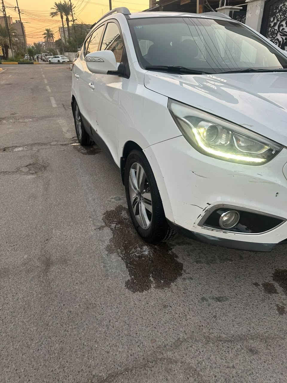 السلام عليكم
توسان 14 خليجي 
مكينه 2000 دوش مكفولة 
كير تبريد حاداديه كله جهاز 
سونار مرفق بيه بنيد صبغ بدون دواخل وجزء بلباب خلفي وجزء بجاملغ خلفي 
مكان السياره بغداد البلديات 
السعر 110 وبي مجال 
***********
