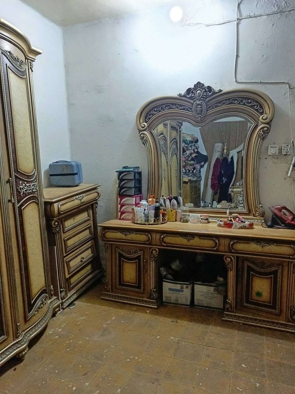 غرفة نوم تركية  باب اول 
بيهن كومديات جرباية هم
ب 75 ألف
بس بلا سرير 
رقم موبايل 
***********
