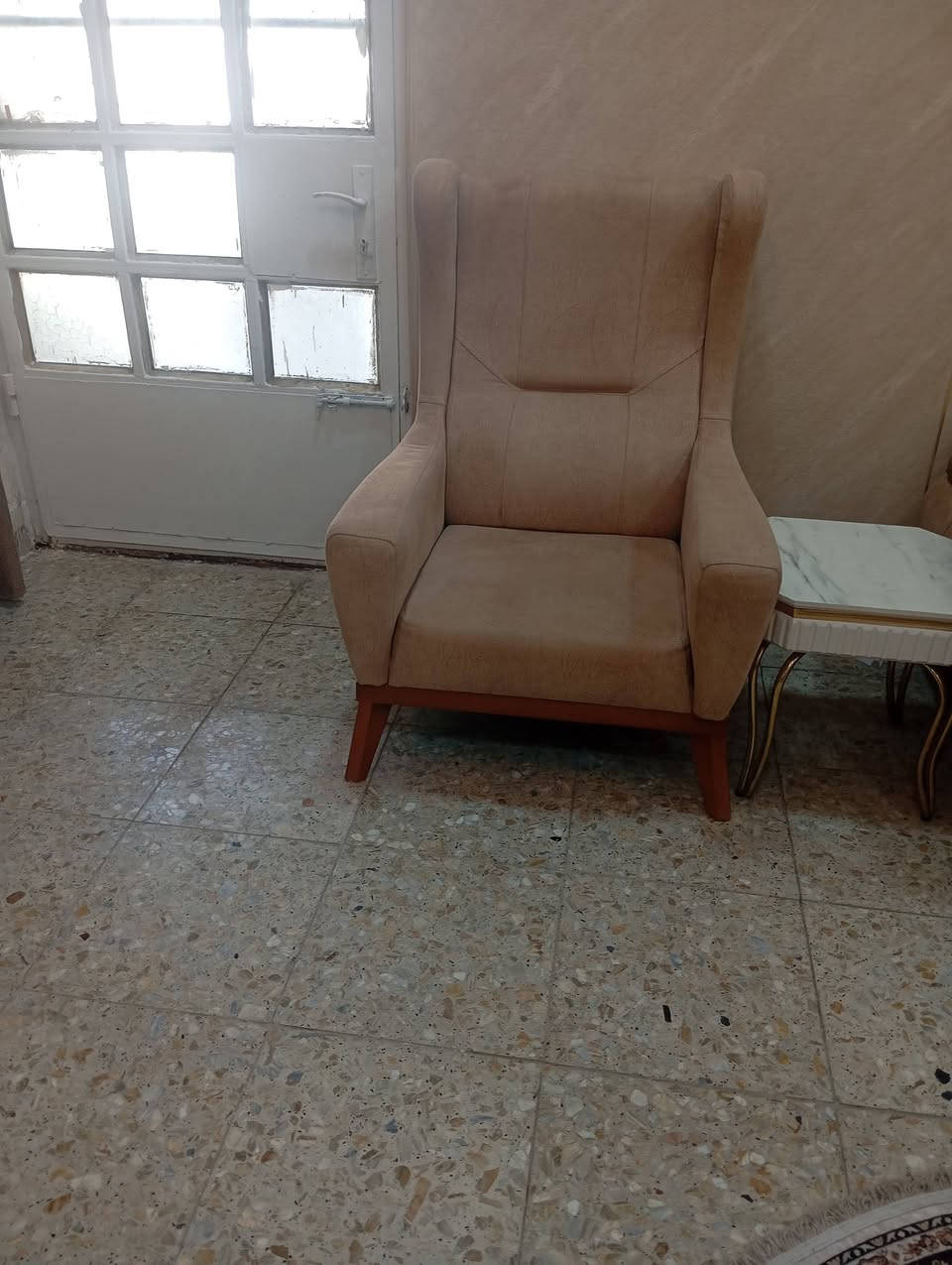 صاله كامله البيع تخم ميز طعام وثريات وبردة وطبلات السعر مليونين قفل من الاخير لاتصال ***********/عنوان الغزالية
