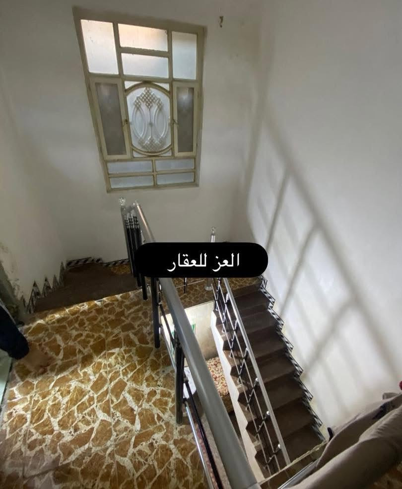 🏘️ / دار للبيــع مسـاحه(200)م طابو (صـرف ) بسعر مناسب جداا

                 الواجهه 10 م / النزال 20 م 

🧱 بناء سنة  2012 

1️⃣ الطابق الاول / غرفة نوم  .مطبخ . أستقبال . هول . كليدور . مجمع صحيات  . كراج  .  

 2️⃣الطابق الثاني /  سويت كامل  مطبخ وغرفه نوم و مجموعه صحيات . غرفة نوم . هول . 

📍 الموقع / حي الجامعه

نص مكتوب في الصور:
- العز للعقار
