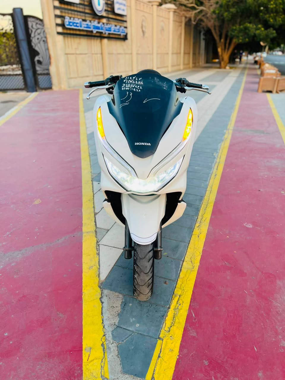 للبيع دراجه pcx  جيل ثالث بصمه الحديث  مكينه 150 حساس حرف A نوزل خطين ستان كهربائي ماشية18 الف زيرو الدراجه مال بيت حساس ازدحام دراجه جديده  حساس شلعه معدل خير من الله دراجه تتعب تكول جديده مال جناي  مكان بغداد الكرخ السعر 14 ونص وبيهه مجال والاستفسار *********** بغداد, العراق

نص مكتوب في الصور:
- HONDA