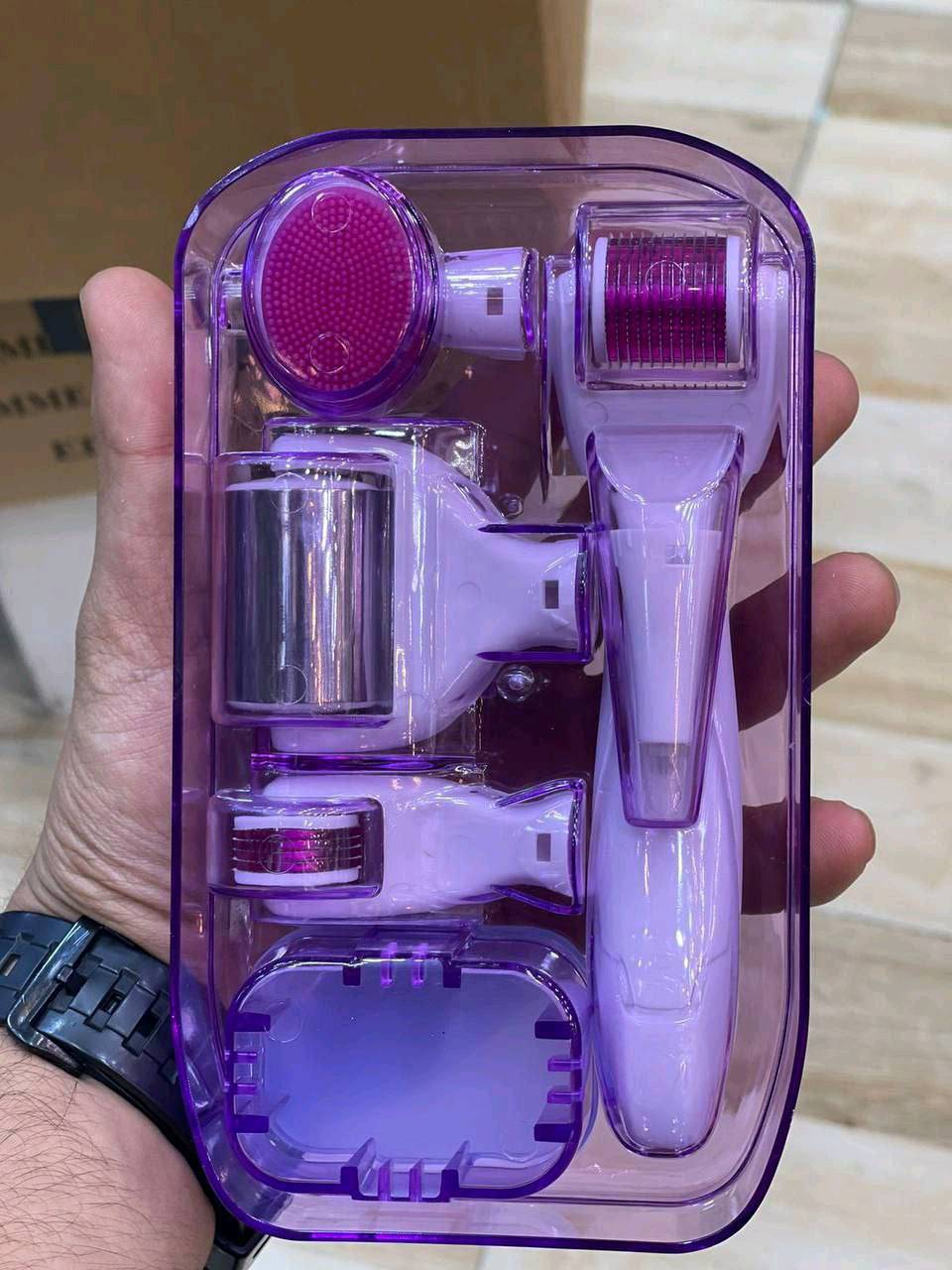 DERMA ROLLER SYSTEM 6IN1🧏‍♀️💞
💥بكج ديرمارول هو أحد الأجهزه المستخدمه في نضارة البشره والجلد وعلاج بعض المشكلات الجلديه البسيطه وهوعباره عن اله تحتوي على أبر مصنوعه من التيتانيوم يتم تمريرها على الجلد وبهاأبر للوخز وتختلف مقاسات الأبر بأختلاف المكان المراد علاجه وبعد عمليه التمرير تبدأ الخلايا بلظهورمن جديد وهو جهاز طبي مسموح به ومستخدم بكثره حيث يعمل على زيادة مستوى الكولاجين والإيلاستين في الجلد حيث ان أغلب مشاكل البشره هي قلة الكولاجين بلبشره حيث هذه الأله وبأختصار تحفز عمل الكولاجين بلبشره وتنشط الدوره الدمويه مما يساعد على علاج مشاكل البشره بكل انواعها وتستخدم للنساء والرجال وكل الأعمار وتناسب البشرات بكل انواعها والوانها،واستخدامهاسهل وبسيط.
💥من فوائدDERMA ROLLER👇👇👇
💥بكج الديرمارول تستخدم للوجه والجسم واليدين وشعر الرأس.
💥تستخدم في الحصول على بشره نضره.
💥تستخدم في علاج التشققات الجلديه.
💥تستخدم في تحفيز نمو الشعرللرأس.
💥تستخدم في تقليل من شدةالخطوط الحمراء والبيضاء في الجسم والسيلوليت.
💥تستخدم في علاج بعض الندبات كلما كانت سطحيه أكثر،حيث تحسن من مضهر الندب وحفر الوجه بنسبه تصل 90% وفي بعض الدراسات 100%.
💥 درمارول لها دور في تقليص المسامات الواسعه.
💥تحفيز انتاج الكولاجين وتحسين مرونة الجلد
والحد من التجاعيد.
💥تحسن من لون التصبغات والكلف والهالات.
💕يمكن استعمال نفس الدرمارول لأكثر من سنه حسب محافظتك عليها.
💕تعزز من استقبال السيرومات والكريمات المغذيه، حيث تسمح بلأختراق العميق لأي كريم او جل بنسبه عاليه تصل 40 ضعف.
💞قبل أستخدام الديرمارول👇
💥 يجب غسل الوجه جيدا بلغسول وتجفيفه.
💥 يجب غسل رأس الديرمارول بلماء الساخن وهذايضمن تطهير الأبر.
💥بلنسبه للمخدر فهو اختياري حيث يرجع لطبيعه كل شخص يتحمل نغزات الأبر ،حيث يتم وضع المخدر والانتظار لبضع دقائق لحين الشعور بأن المنطقه اتخدرت من بعدها يجب تنظيف المنطقه جيدامن المخدر.
💥تمرر رأس البكره بأتجاه واحد من اليسار الى اليمين ثم من الأعلى الى الأسفل ثم بشكل قطري  مرر كل منطقه من الجلد4_5مرات لكل اتجاه .
💥بعدها وضع سيروم يدعم تجديد الجلد ويترك من 20_30 دقيقه بعد ذلك يمكن وضع مرطب او قناع للوجه.قبل استخدام اي منتج يجب التأكد من ان البشره غير متنمله من المخدر وغير محمره.
💥يمكن استخدام الديرمارول من 1_2 بالأسبوع
👈💥نصيحه:تجنب اشعه الشمس لمدة اسبوع على الأقل بعد العلاج كمايجب استخدام واقي شمس spf30 على الأقل،الى جانب كريمات غنيه بلكولاجين والفيتامينات A,E,C.💓💓
#الاصلي 💯💯 
السعر 25 
🚘 يوجد خدمة توصيل لجميع محافظات العراق ٤ الاف 🚘