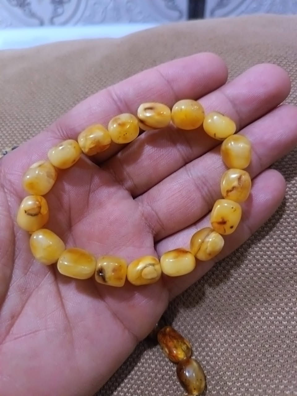 سوارات حجر كهرب بولوني وزن القطعه 11 غم حجر طبيعي بسعر 50 الف واصل بغداد والمحافظات ***********
