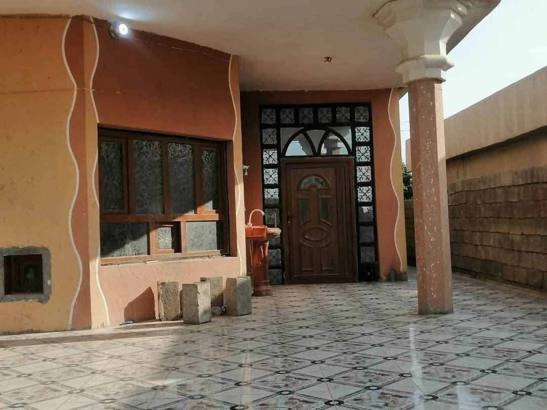 السلام عليكم بيت لليجارالعلم قرب قاعه القيثاره غرفتين نوم وستقبال وحديقه وكراج وحديقه
***********@
