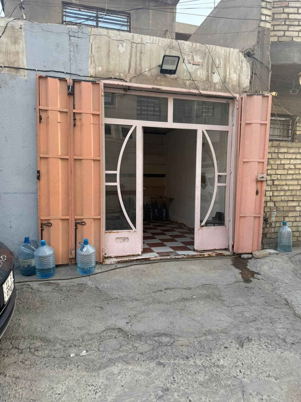 محل للايجار موقع المنصور حي دراغ بالقرب من اسواق السلطان ينفع المحل صائغ او منفذ للصيرفه للاستفسار الاتصال على الرقم ***********
