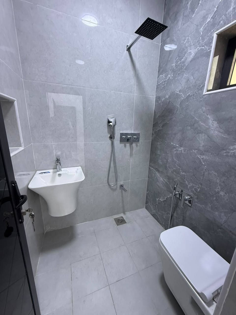 55متر للايجار طابقين ونص
يحتوي على 3غرف 😴 نوم
مطبخ واستقبال بالطابق الأرضي 
مدخلين 
🛁 حمام 🚽 عدد 3
البيت ركن الواجهه والأرضية مرمر 
مكتب الراية البيضاء للاستثمار والتطوير العقاري 
محمدالمهداوي 
***********
***********
