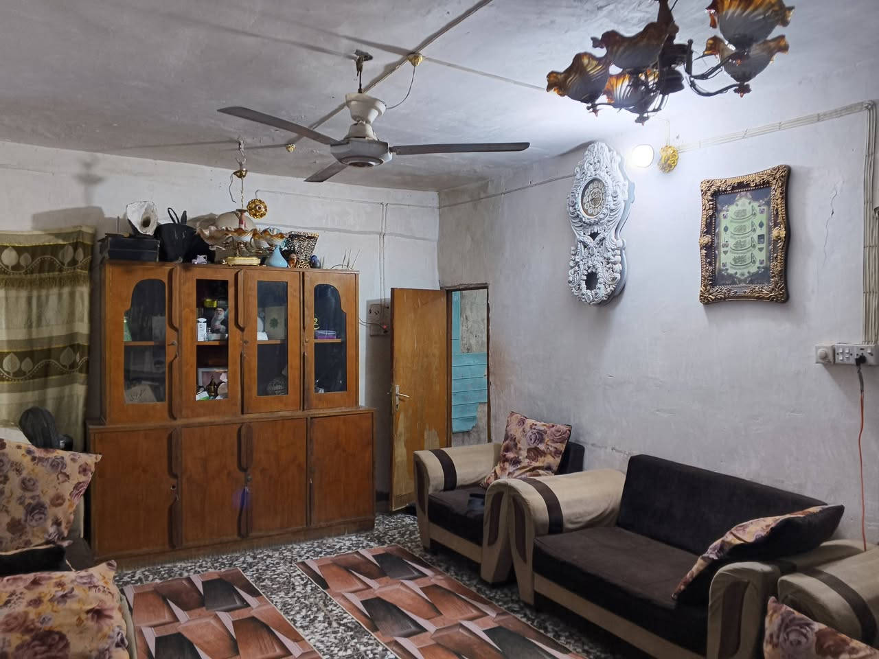 السلام عليكم ورحمة الله وبركاته

دار للبيع في كربلاء شهداء حي الموظفين (حي القائم) 

مساحة 272 متر واجهة 17 ونزال 16 

يحتوي على +غرفتان نوم + استقبال + مطبخ + حمامات عدد اثنان خارجية وداخلية + بيتونه + وطرمة + ترك جانب البيت + ترك داخلي للغرفه يصلح يصير سويت 

ملاحظة! البيت واقع حال يعني مكاتبة فقط 

للاستفسار الاتصال على الرقم او التواصل على الواتساب
***********

ملاحظة غير متواجد على الماسنجر
