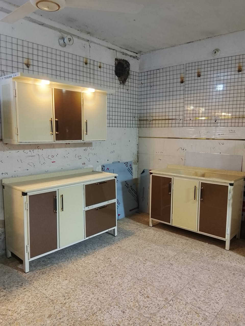 كاونتر تفصال درجه اولى 3قطع كله مرمر السنك متر وربع الكاونتر متر وأربعين والمحلق متره وأربعين نظيف جداً لا يوجد ضرر العنوان بغداد الشعب الرقم ***********
