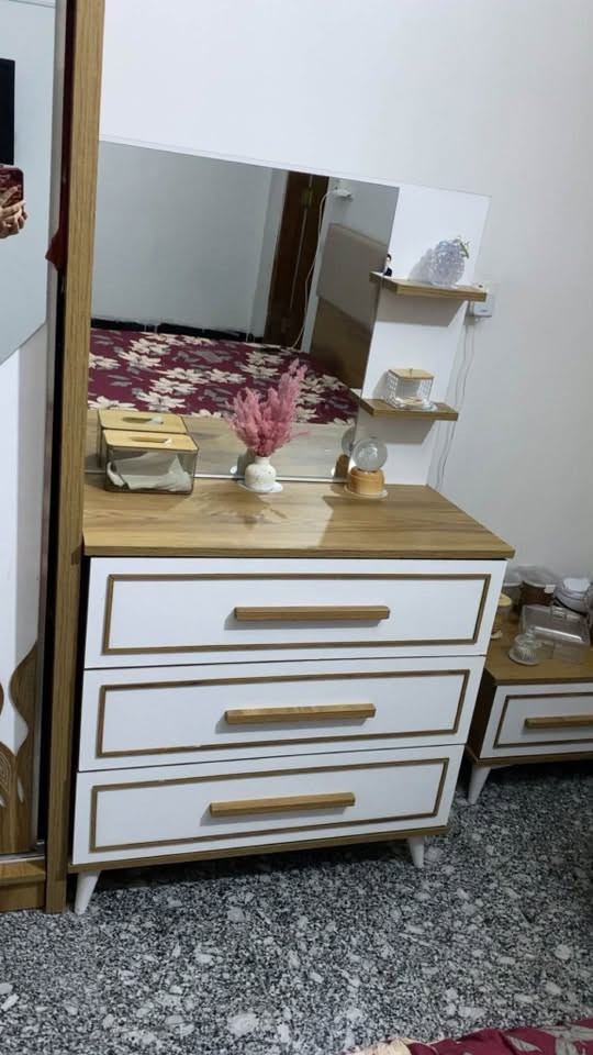 السلام عليكم غرفة نوم تركية الخشب متين وثقيل جداً نظافتها 95‎%‎ السعر 600 العنوان الاعظمية للاستفسار مراسلة الرقم ‬ ***********
