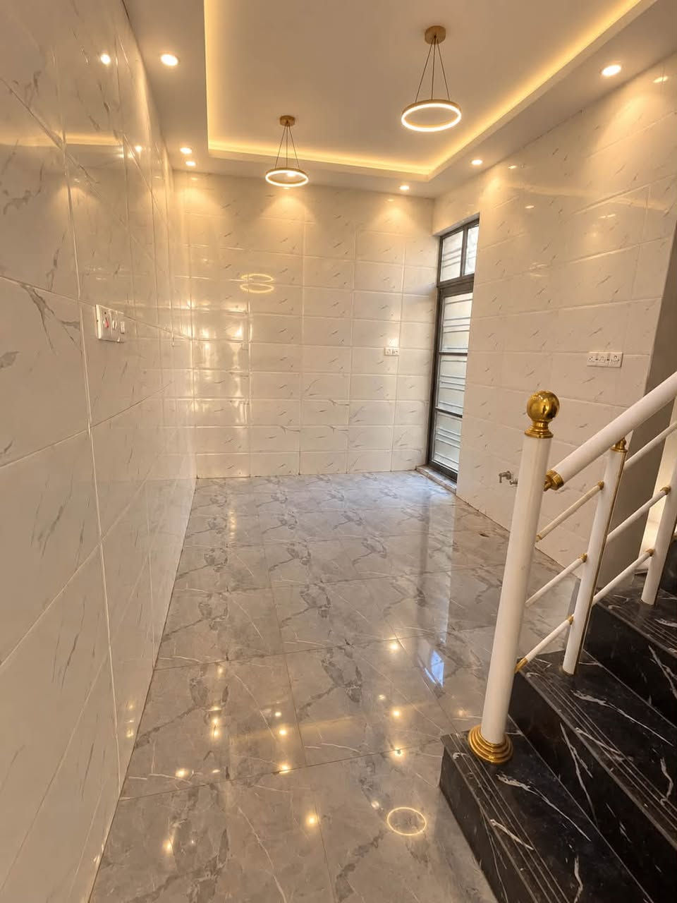 🏠 بيت للإيجار – جاهز للسكن
📍 العنوان: الدورة – فم مجمع العادل الثاني، قريب جدًا على جامع كامل عبود.

🔹 المساحة: 50 متر
🔹 الواجهة: 5 × 10 متر
🔹 طابقين + سطح

تفاصيل البيت:
▫️ الطابق الأرضي: صالة + مطبخ + منور + صحيات مشتركة وأنتم بكرامة.
▫️ الطابق الثاني: غرفتين نوم، غرفة للعائلة وغرفة للأطفال.
▫️ سطح خاص بالبيت.
▫️ البيت جديد، جاهز بالكامل، ومتشطب على آخر حبة، ومهيأ للسكن مباشرة.

💰 الإيجار: 400 ألف دينار شهريًا

⚠️ مطلوب عائلة صغيرة فقط.

📞 للجادين والاستفسار والتفاصيل، التواصل على الخاص.
او الاتصال بالأرقام التالية 
***********_***********
