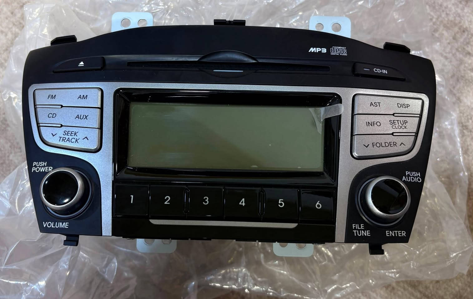 مسجل هيونداي توسان 2012 أصلي وكالة (MOBIS):
يدعم CD / MP3 / AUX / AM / FM.
حالة ممتازة وتركيب فيش لفيش بدون تحوير.
💵 السعر: 125 ألف دينار عراقي.
2️⃣ تكايات (مساند) رأس توسان 2012 - طقم قطعتين:
قماش رمادي أصلي وكالة، مريحة جداً وبحالة الممتازة.
💵 السعر: 75 ألف دينار عراقي.
📍 الموقع: كركوك
لا يتوفر توصيل 
📞 للتواصل والاستفسار: ***********
