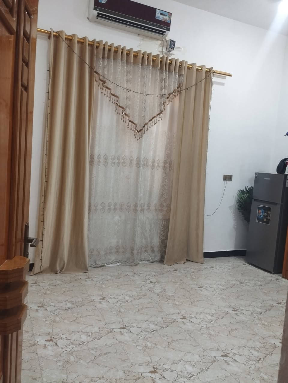 بيت طابو صرف للبيع بسعر 135 قفل (سعر نهائي)
بحي العسكري الثاني مقابيل المصفاية ثالث بيت عن الشارع العام الرئيسي 
بيت كلش مرتب وحديث بناء متعوب عليه مثل ما موضح بالصور
مساحة 200 متر
يحتوي على غرفتين واستقبال كبير وصالة ومبطخ بمساحة واسعة وصحيات خارجية
للتواصل والاستفسار مراسلة الصفحة
او واتساب ***********
