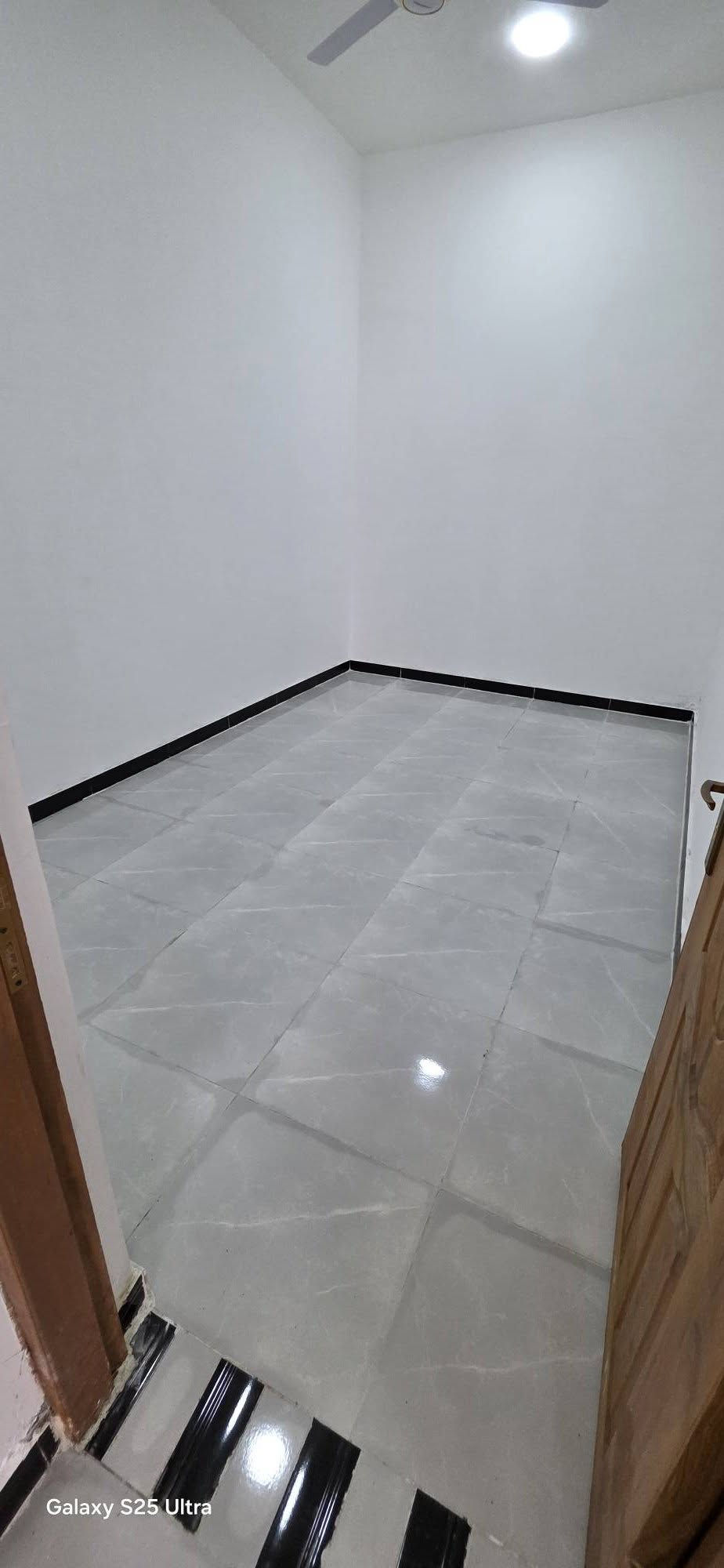#يتوفر 3 دور جاهزات  للسكن للبيع

#ركن على 3 شوارع 

 #مساحة الواحد  100 متر 

#نوع العقار طابو صرف زراعي باسم عراقي
 
وكاله ومكاتبه ونسخه من الطابو

 بناء جديد وحديث

 #موقع ابو الخصيب حمدان المركز  شارع البريد
 
  #يتكون البيت من غرف نوم 2 و صالة و مطبخ و

 ديوان و صحيات خارجية و داخلية

 #شارع 8متر

  #طريق تبليط كهرباء ماء
 
  #سعر (63) و قابل للتفاوض للستفسار #الاتصال

 او واتساب  #***********
 
#او مراسلة الصفحة #Abbas Nehme البصرة, العراق

