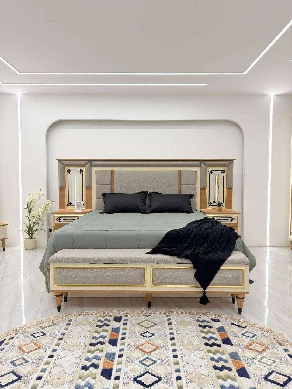موديل🔻 *ايلارا  * 🔻
*10قطع   * اصلي دافنس 

⚫️كنتور 270 سم ☺️ ملحق 90 سم ارتفاع 230 سم ظهر بلوك 8 ملم صبغ حراري 
🔴ميز تواليت انارة نفس الصورة130  سم ارتفاع عالي 180 سم مرايه بلوك 
⚫️كومدي عدد 2 دبل مجر اناره 
🔴سرير نفرين180سم*200سم سرير مخزن دبل هايدروليك 
⚫️درور مجرات
🔴مرايه قيافه 
⚫️طابوريه بلوك 
🔴شازلون  
⚫️سكك حاسبة 3 مراحل 

 ⚠️ برغي حديد 💪ظهر بلوك 
تركي 100‎%‎🇹🇷 اصلي قياس كبير كل القطع 
ظهر بلوك كل اجزاء الغرفه 8 ملم
 
السعر مليون و900الف التوصيل ولشد مجاني
للحجز خاص واتساب ***********

نص مكتوب في الصور:
- موديل :- ايلارا