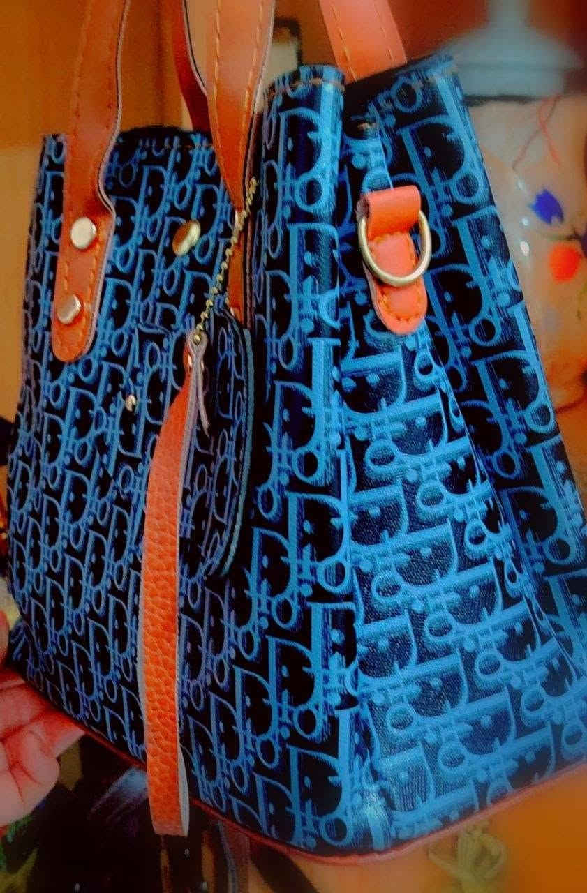 جنط جلد قطعه 7 الف فقط❤️‍🔥 كل ٤ قطع جنطه هديه👜 من اختيار البيج  توصيل🚗 الف داخل رفاعي للحجز مراسله خاص 👇
