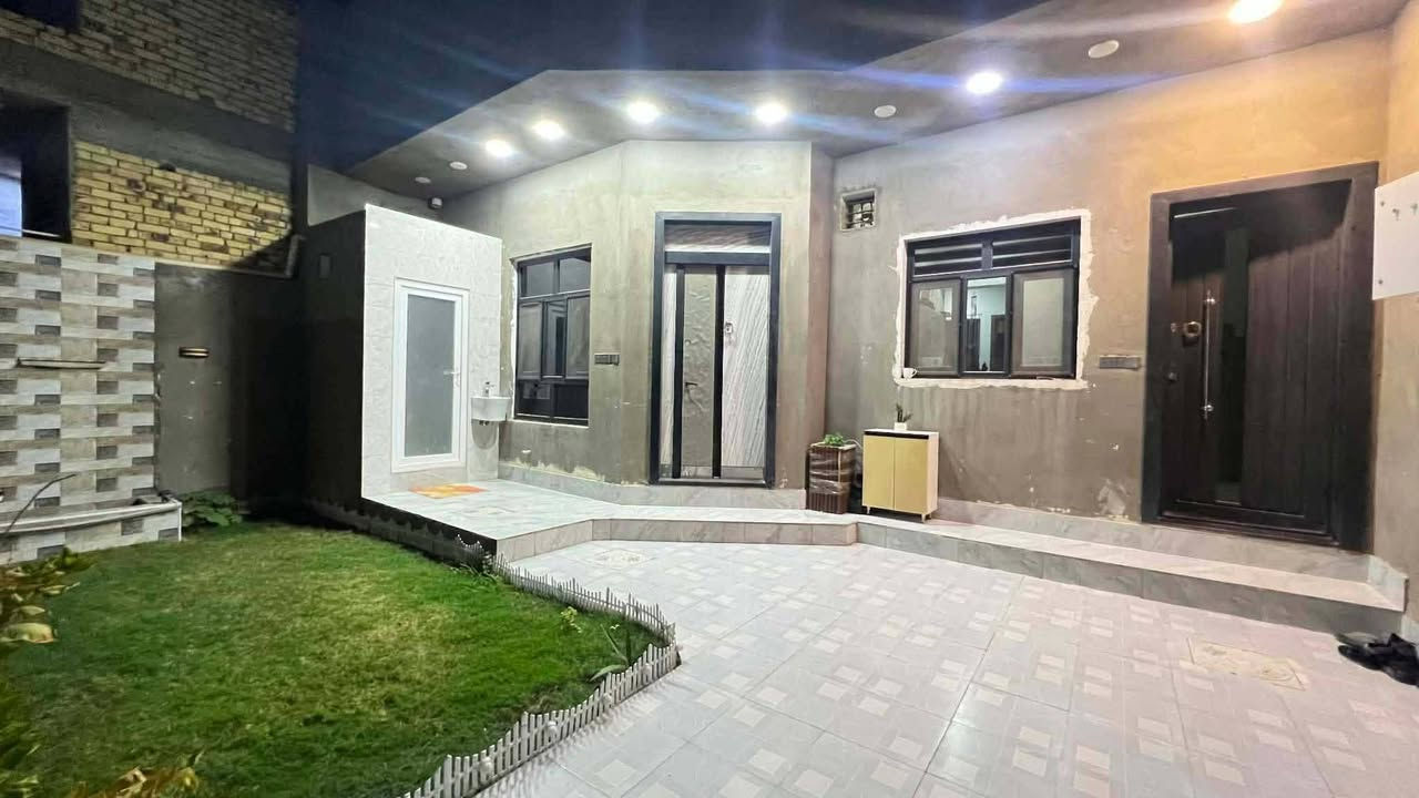 بيت٢٠٠ طابو زراعي  خلف كليه الهندسه طريق المسبح الاولمبي  تعبر السكه البيت شغل محترم ومتعوب عليه طابقين السعر١٣٣مليون***********
