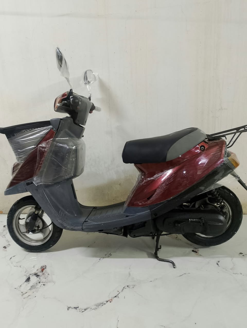 السلام عليكم، هذه الدراجة للبيع
النوع: ياماها (Yamaha))

المحرك: ما مفتوح وبدون أي مشاك

الكهربائيات: كلها شغالة ونظيفة

العدادات:شغال(عدادالسرع البنزين)

المكابح (البريك): يقف بمكانه، بدون أي عيب 

الفطر (الشرائح/الكفرات): ما مكسور 

وجاهز بلاديالإطارات (التواير): جديدة

السعر: 350 ألف بی مجال

رقم :***********
