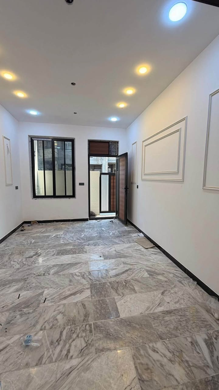 ‏سلام عليكم مشتمل للبيع المساحة 100 الواجهة خمسة نزال 20 حي الجهاد 📍المسألة والعدالة مجاور مجمع النسيم قرب شارع العام المؤدي إلى جسر العامرية محتويات العقار أربع غرف نوم + صحيات العدد اثنين بناء حديث غير مسكون السعر والاستفسار *********** ونستقبل كافة العروض العقارية
