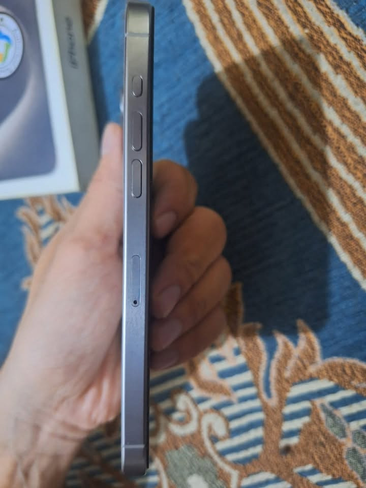Iphone 15 Promax (ماستر شرق اوسط) ، وتر بروف ما مفتوح
السلام عليكم عندي ايفون 15 بروماكس(ProMax) ذاكرة 256 
، (يقبل خط سيم كارت + Esim) , ماستر شرق اوسط AAA (لا تقارنه بالبالة الي مفتوح ورافعين بطاريته وهو موجود باغلب المحلات) ، لون التيتانيوم المميز 
-جهاز وتر بروف ما مفتوح بي برغي ، نظيف جدا شخط واحد مابي واذا تريد صور اضافية راسلني واني حاضر
-كارتونته الاصلية موجودة (وبيها رقم IMEI مالته وكل شي اصلي) + انطيك وياه سلك
-بطارية 84% حقيقية ما ملعوب بيها ، نزولها بطيئ (مدة امتلاكي للجهاز 10 اشهر  خلالها نزلت فقط 4‎%‎ وعندي وصولات قديمة بهل شي)
السعر 990 الف وبي مجال بسيط مال جيه
المكان بغداد - حي الجهاد ، تفضل يمي وكلب الجهاز على راحتك منا للصبح
للتواصل او استفسار *********** موجود واتساب او رصيد
