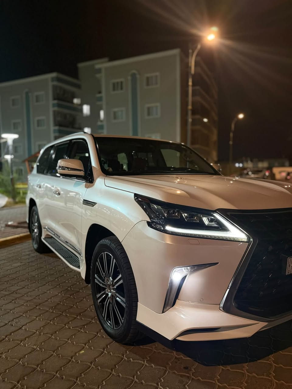 السلام عليكم للبيع لكزس S بريميه موديل 21 فول مواصفات  سوبر سبورت بيبان شفط  داتا شو كفاله عامه من الشخط و الزلغ لون ابيضّ صدفي داخل قيسي  كتلوكات الشركه و السماعات و الرمونت بعده بل جيس و العده بعدها موجوده مغلفه ppf مودات قياده بردات خلفيه جكات وبقية المواصفات معروفه ماشيه 100 الف كم السياره مشي حقيقي اغلب الموجودات مخروطات يعني ( منزل العداد ) بعدها جديده كلش على أيدي من الوكاله السياره رقم بغداد مكانها البصره السعر 80 الف دولار يعني ثمن شدادت وبي مجال لشراي الأستفسار اكثر ***********
