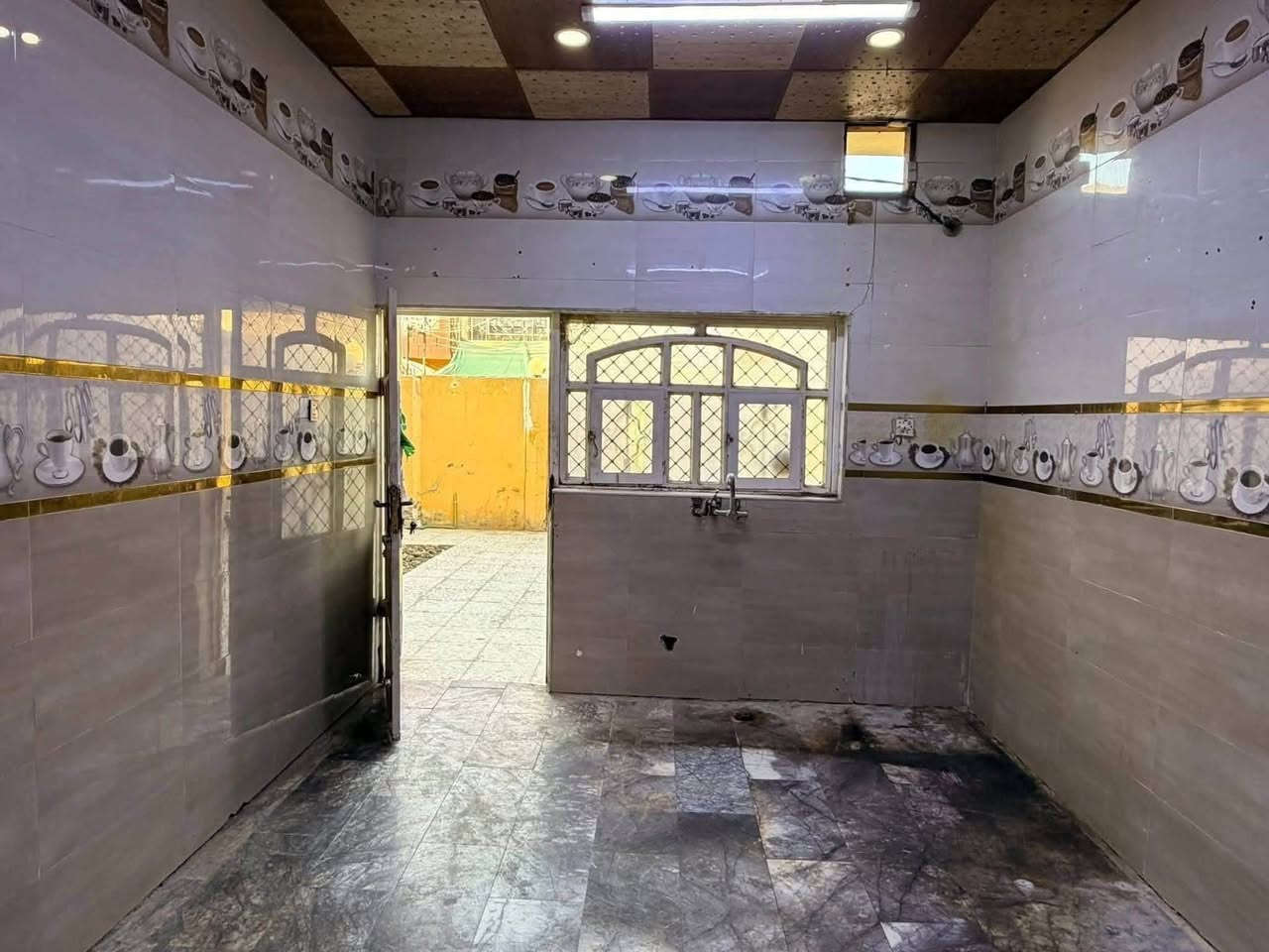 دار للبيع
حله شارع ٨٠ كربلاء حي القضاة 
يبعد عن الشارع العام ٧٥ متر
بناء حديث 
خدمات كامله مجاري تبليط 
المساحه ١٥٠ متر
المحتويات ٤ غرف نوم + صاله ومطبخ وصحيات داخليه وخارجيه ومنور ممر 
واستقبال ارضيه مرمر سيراميك هزاره نص الحايط كهرباىيات حديثه 
للاستفسار الاتصال 
***********
