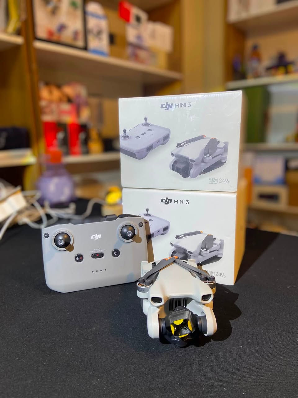 ظهر في الصورة علبتان لطائرة التصوير الجوي المحمولة DJI Mini 3، وهي طائرة درون خفيفة الوزن للغاية (بوزن أقل من 249 جراماً) ومصممة لتسجيل فيديوهات عالية الدقة وصور واضحة.أبرز مواصفات طائرة DJI Mini 3:وزن خفيف: أقل من 249 جراماً، مما يجعلها سهلة الحمل ولا تتطلب تراخيص معقدة في العديد من البلدان.تصوير الكاميرا: تصوير فيديو بدقة 4K HDR مع ميزة التصوير العمودي الحقيقي (True Vertical Shooting) المناسبة لمنصات التواصل الاجتماعي.مقاومة الرياح: مقاومة للرياح حتى المستوى 5 (سرعة تصل إلى 38 كم/ساعة). 
موجوده قطعتين الي يريدهم واتساب ***********
