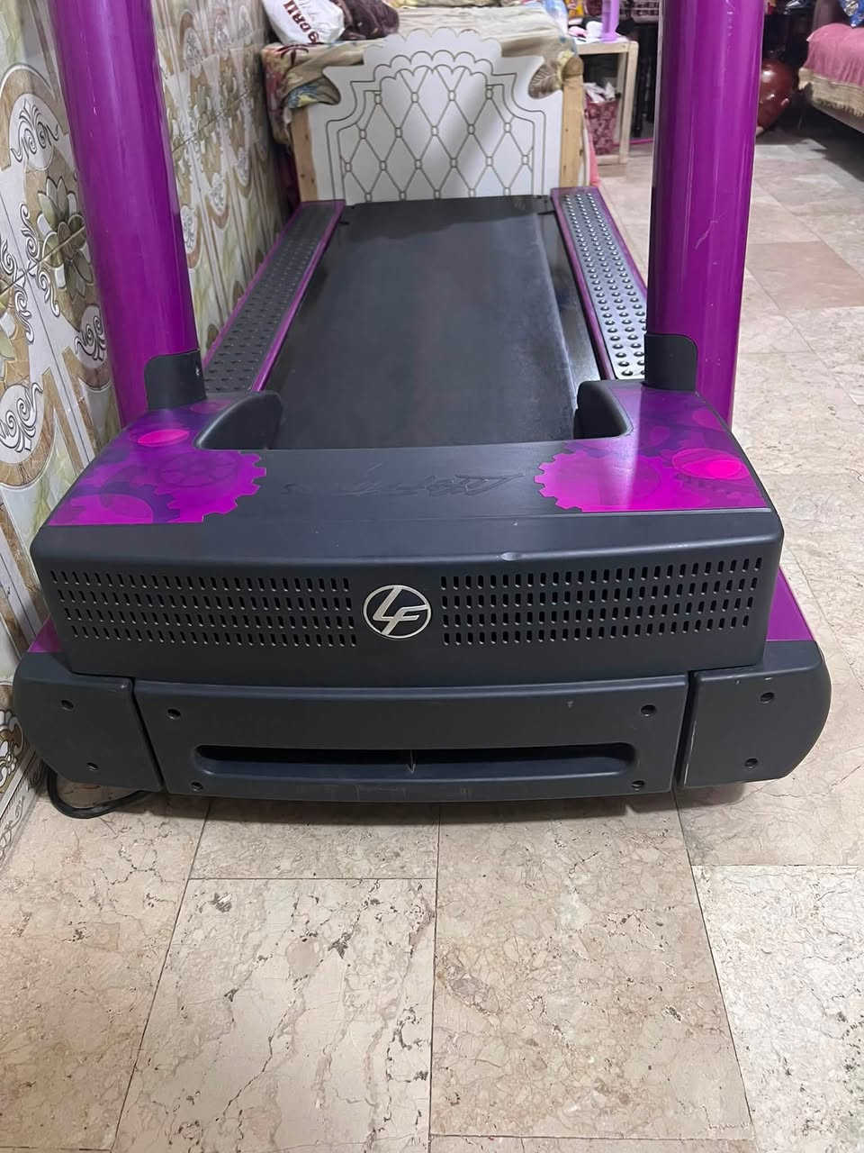 السلام عليكم 
جهاز جري لايف فتنس الامريكي نضيف جدا استعمال قليل مصمام للقاعات الرياضية يتحمل كافة الاوزان العنوان بغداد للتواصل (***********)
