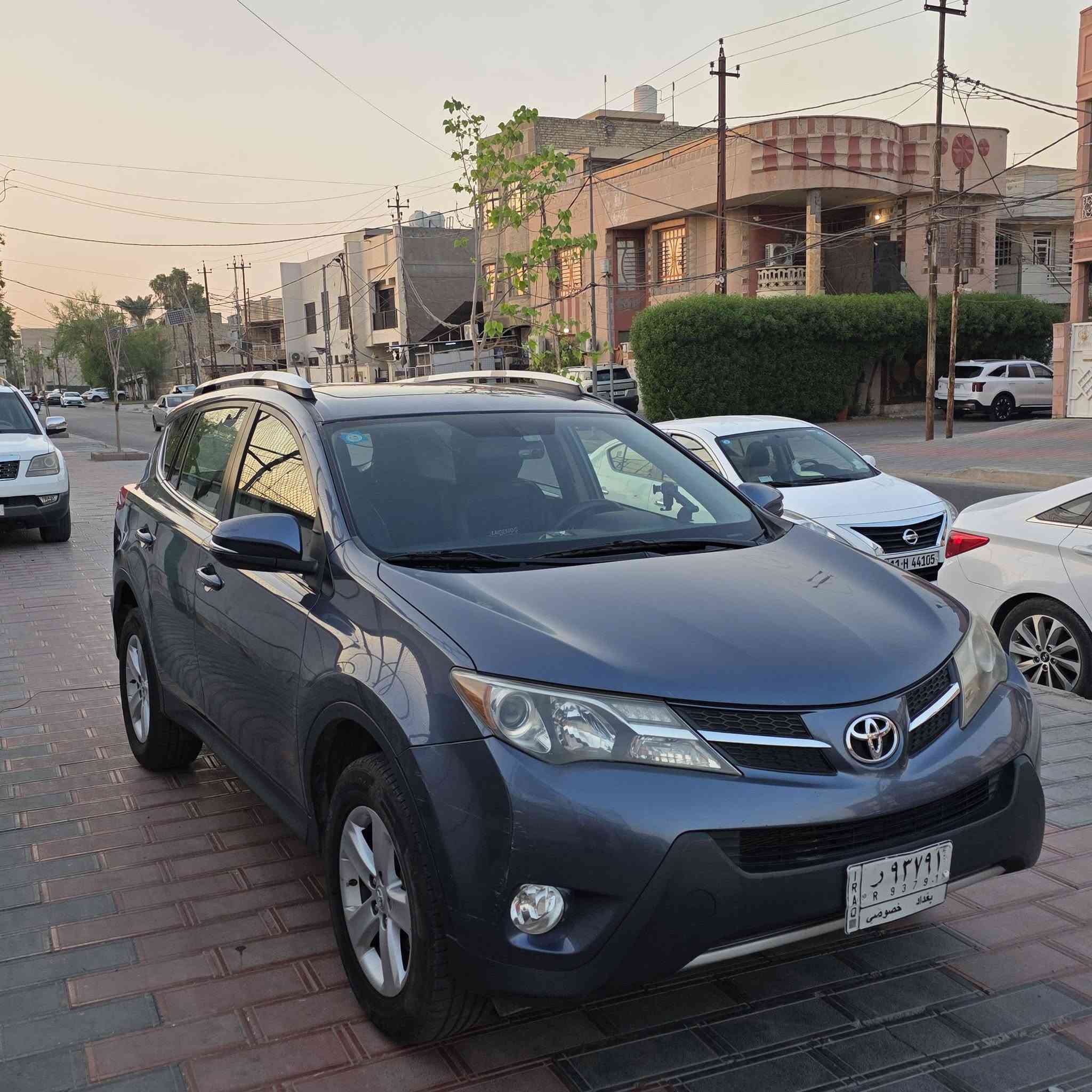 راف4 موديل 2013
وارد امريكي XLE
محرك 2.5L 
فتحة سقف
ماشية 64000 ميل
حادثهة صندوك و جاملغ خلفي موضح بالصور
الصندوك مبدل وصبغ جاملغ خلفي قطعتين
والسونار هم موجود بالصور
محرك وكير سليم 
رقم بغداد
السيارة نظيفة بحالة ممتازة باسمي وعلى ايدي
السعر 140 ورقة وبيه مجال 
للتواصل واتساب 
***********
