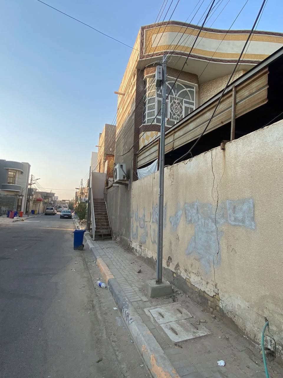 السلام عليكم بيت للبيع بمساحه200 متر ركن بالمهندسين طابقين طابق الاول طابوق سنه بناء 2010والثاني ثرمستون سنه البنا 2104 طابق ثاني يحتوي على مشتمل معزول تتكون من غرفه وصاله وستقبال وصحيات السعر 355 مليون وقتبل للتفاوض
للاستفسار مكتب عقارات الحافظ الكائن في القبله حي المهندسين قرب دائره ماء المهندسين 
للتواصل *********** ☎️
