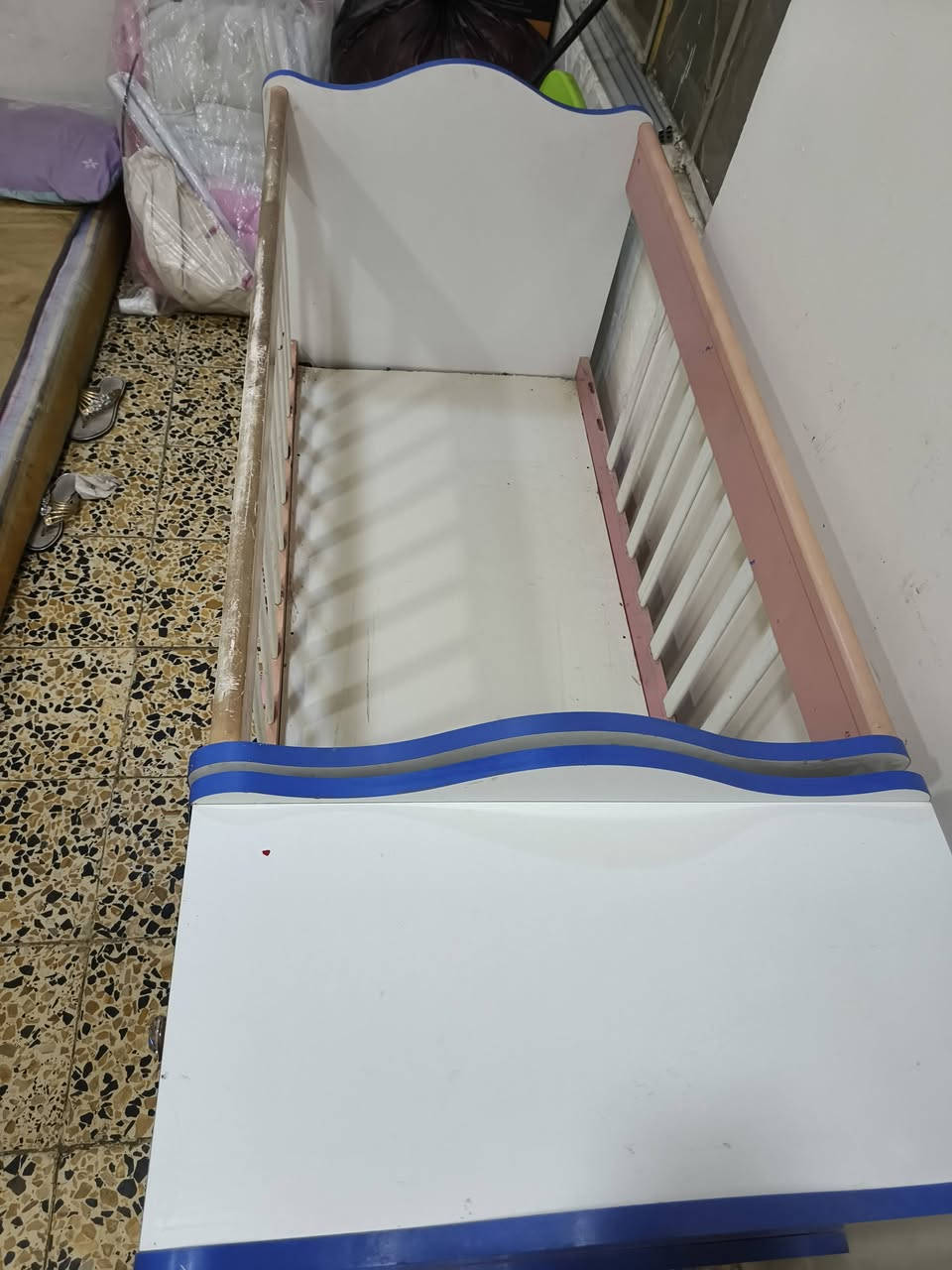 سلام عليكم
سرير اطفال للبيع 
جرارات شغاله والهزاز مالته شغال بي نقص شي بسيط 
عنواني كربلاء حي الوفاء 
متواجد ع الفيس 
هذا رقمي ***********
