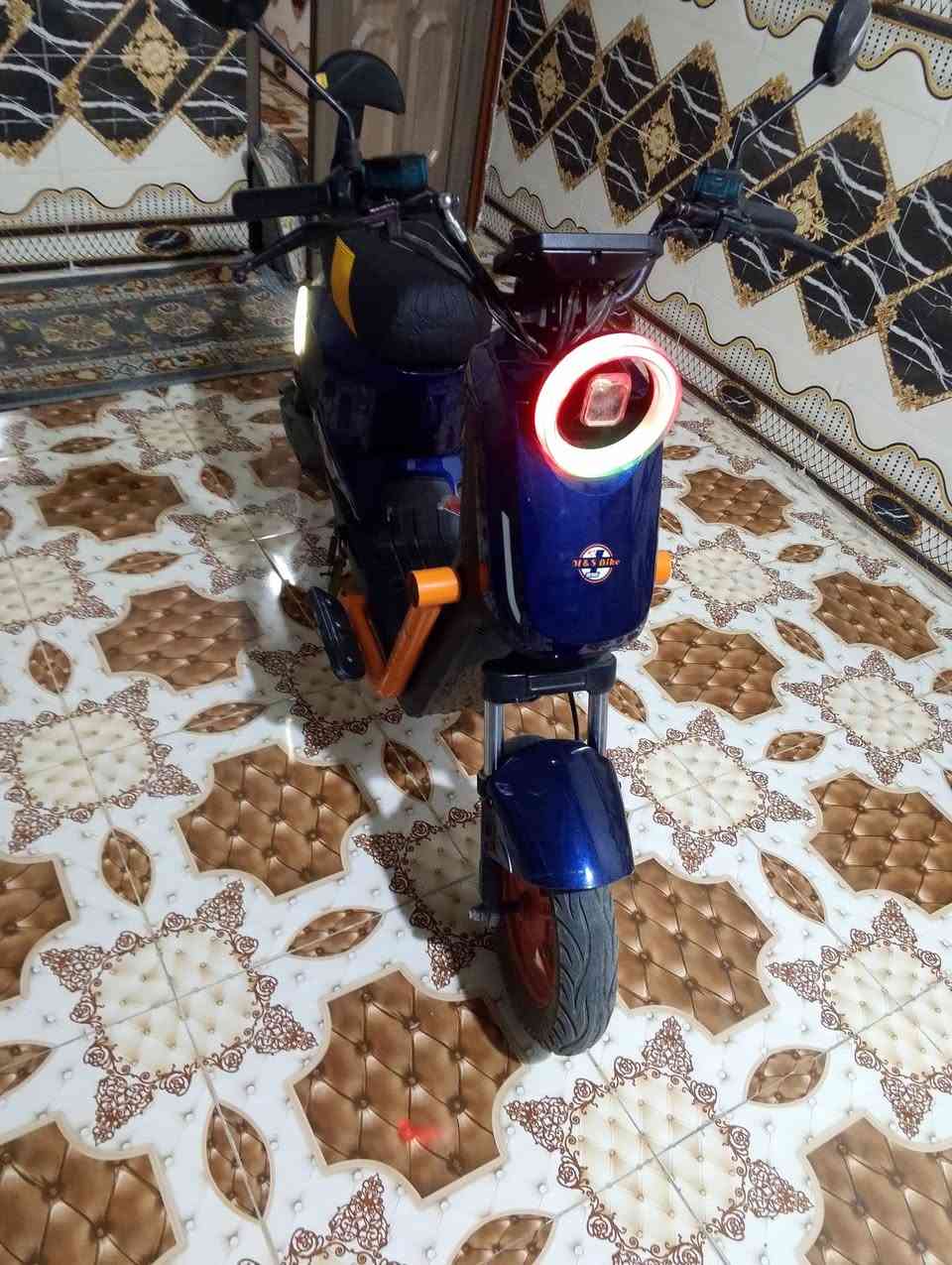 السلام عليكم ورحمه الله وبركاته موطور
 ار 918 نظيف حيل 
 السرعه 99 اربع بطاريات نظافه 
 للبيع السعر 300 
***********

