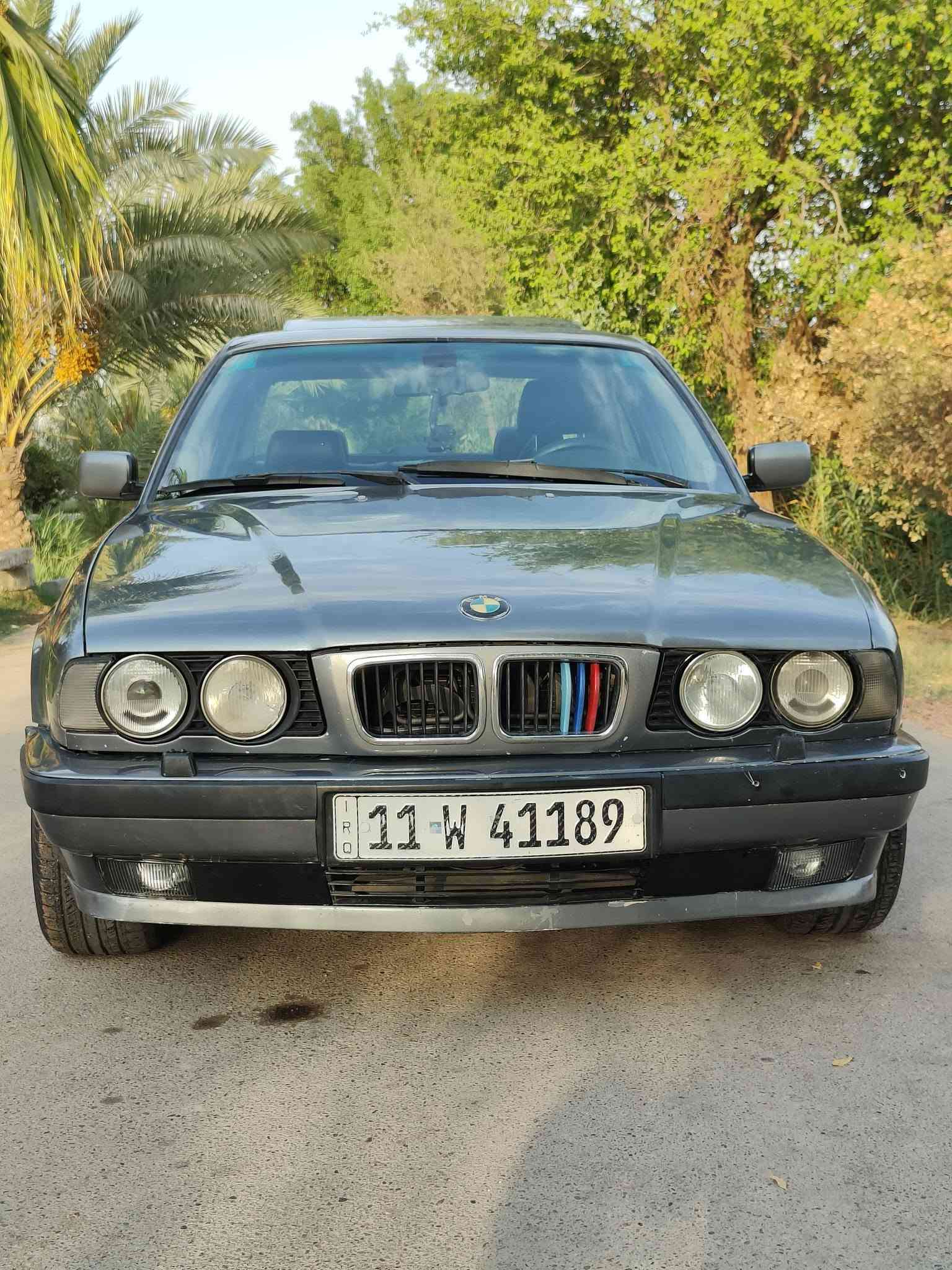 بي ام 535 موديل 1991 رقم انكليزي بغداد
 هزه جديده محرك مفتوح كير ومحرك كفاله السنويه باسمي وارد ياباني 
تبريدهه شغال ثلج🥶 
كشنات كهرباء
ترايك مفتوح 
 بيهه طخه جاملغ جهه السايق الامامي والجاملغ الخلفي جهه السايق بدون دواخل 
مكان السيارة بغداد 
السيارة مشتغلها ادامة كاملة بلكات نوزلات فيتبم جديد تستلم جاهز بدون اي نقص السعر 63
***********

