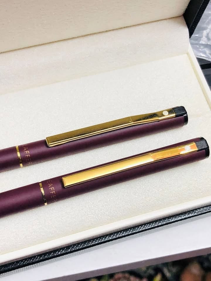 سيت أقلام شيفر ( Sheaffer) 
أمريكي اصلي انتاج الثمانينات 
حجري مع طلاء الذهب 
ريشه طلاء ذهب 
حبر - جاف - الحجم F  
السعر ٨٠  الف 
للاتصال ***********
