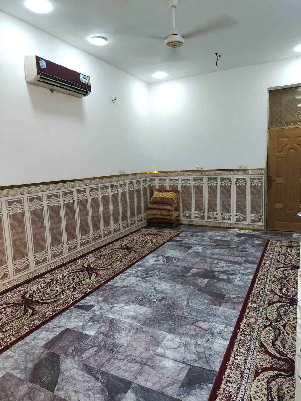 🏠 دار للبيع في مدينة الصدر -  🏠

الموقع: مدينةالصدر / قطاع 72 بالقرب من مدرسة النيرات
المساحة: 144متر مربع.

تفاصيل وتقسيم الدار:

🔹 الطابق الأول:

• كراج
 
. هول 

•استقبال 

• غرف عدد 2.

• مطبخ حار   ومطبخ بارد • 

• حمام 

🔹 الطابق الثاني:

• غرف عدد 2

•حمام

•حالة البناء ( بناء حديث/ 2019)

ملاحظة : مجموع الغرف الكلي (4)

📝 نوع السند: (طابو ملك صرف / 

للتواصل والاستفسار: ‭***********‬
