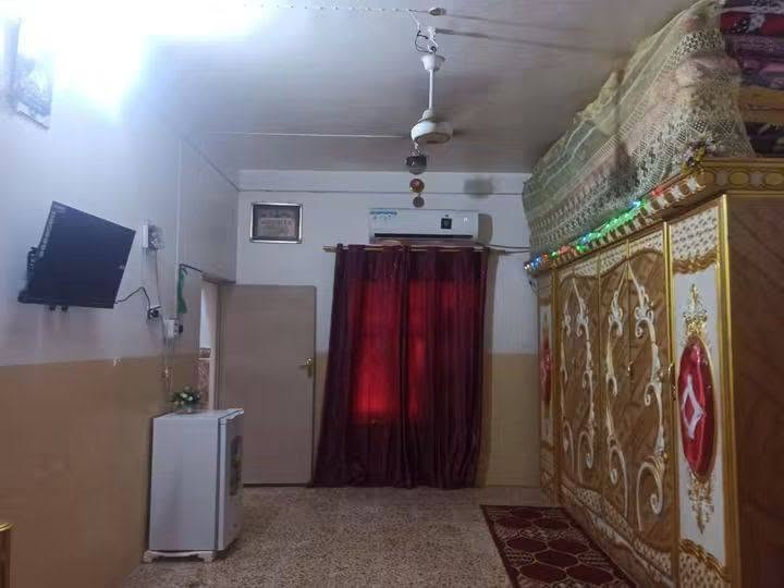 سلام عليكم بيت للبيع في الرضوية الثامنه مساحته 250 متر يحتوي على استقبال وصاله و 3 غرف نوم ومطبخ وتخاريج وكراج للاستفسار ***********
