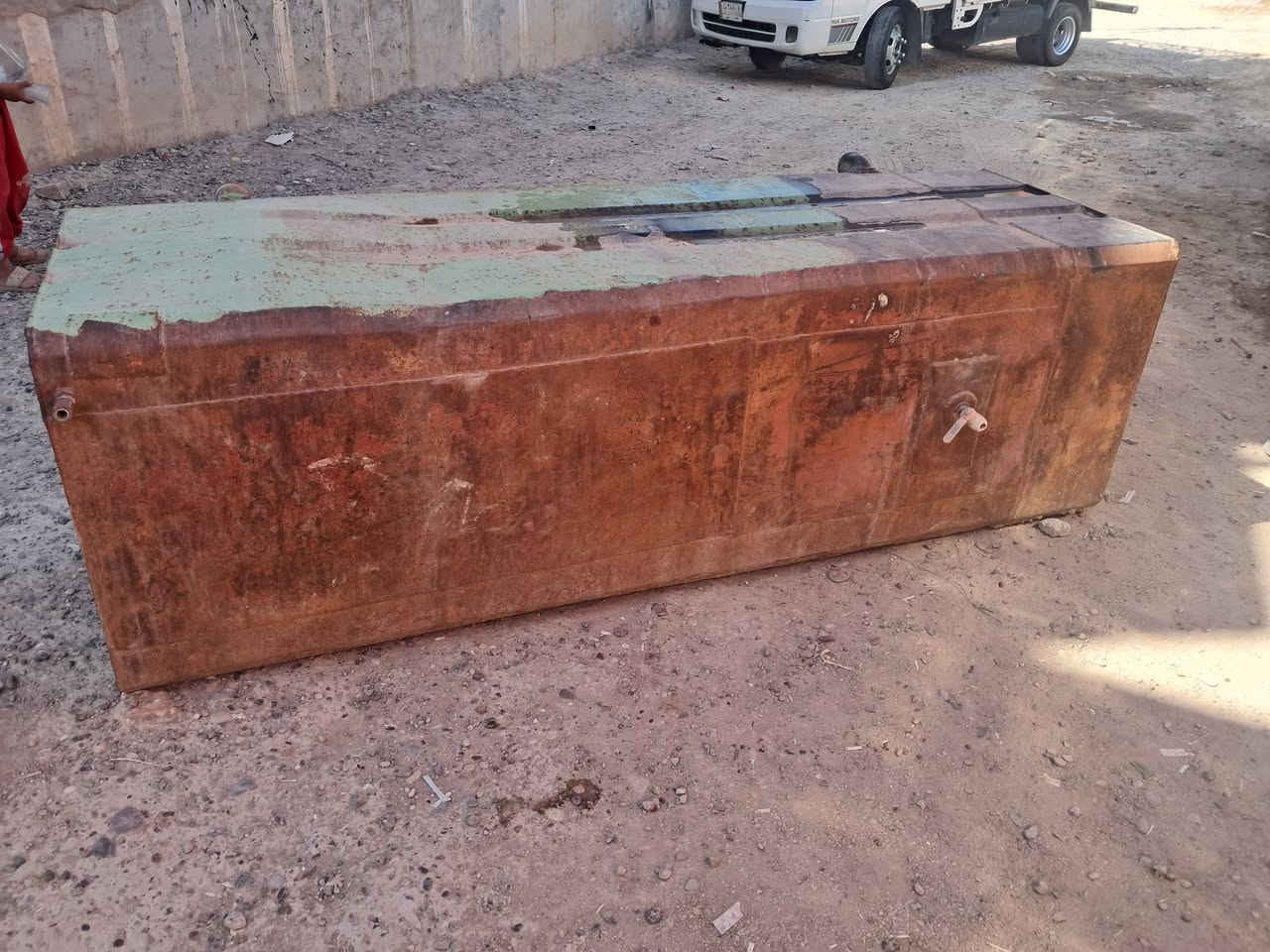السلام عليكم تانكي كاز لبيع الطول مترين وربع الرتفاع متر يسع من الف 1500 الى 2000 لتر  عمل الاردن شرط مظمون من ركل عيب رقم هاتف ***********
