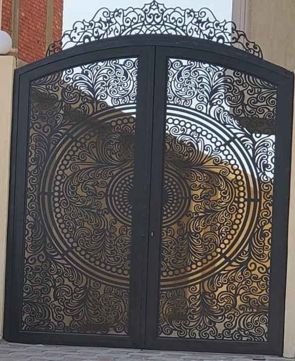حديد 2 ملم حقيقي 
باب طول 220 
عرض 2 متر 
سلايت او طلاقتين حسب الطلب
اجود انواع الاصباغ 
عمل درجة اولئ 
كل هذا ب650 الف
ملاحظة بدون نقل او شد شط العرب, البصرة
