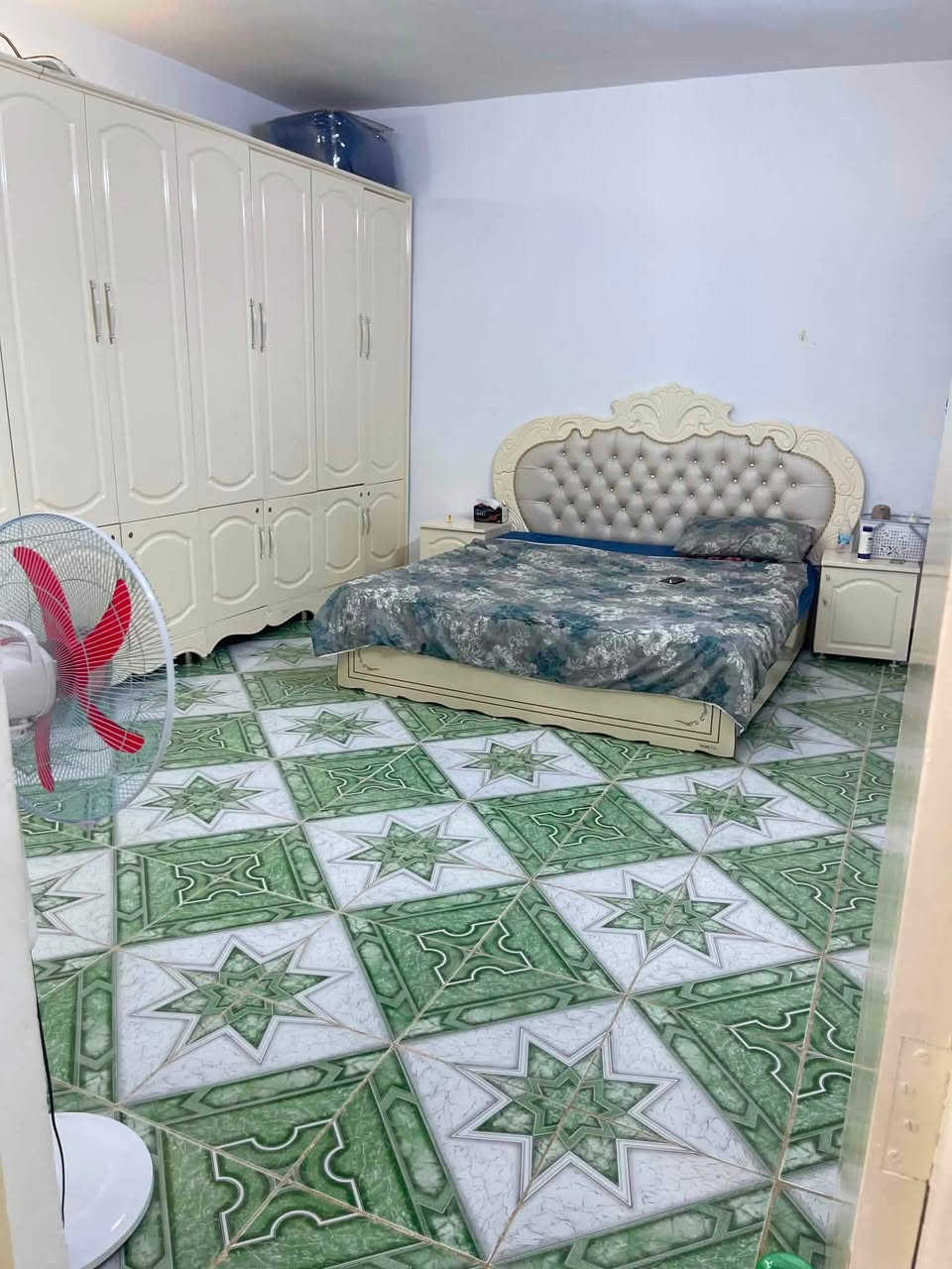 🏡 بيت للبيع في خانقين – منطقة بانميل
 المساحة: 240متر 
 السعر:٣٥مليون  دينار (قابل للتفاوض حسب الاتفاق)
تفاصيل البيت والمواصفات:
 🛏 غرف النوم: 2
 🛋 الاستقبال: صالة استقبال واسعة
 🍳 المطبخ: متوفر
 🚽 الخدمات: صحيات متكاملة
 🪜 الملحقات: بيتونة
 🌳 المساحات الخارجية: حوش وحديقه
📞 للتواصل والاستفسار:***********⁠
هل تريد مني إضافة أي تفاصيل أخرى للطلب (مثل حالة البناء، نوع الملكية/الطابو، أو إمكانية البدل)
