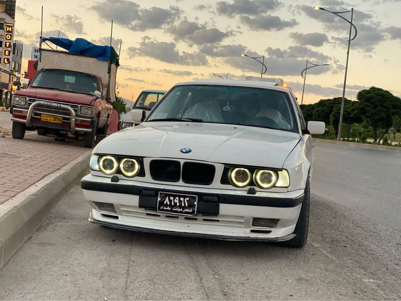 Bmw 520 گێڕ عادی 
مەكینەی ئەورپیە هەمووی دوومانگە بۆ بەستراوە بەشەرتی بووغار سەیارەكە نمونەی جوانیە ناو غورفەی لۆكە تەبریت سارد🧊و گەرم لە سەر سویچ سڵایتە كارەبای گشت گیانی ئیش ئەكات  بێ تەقەو ڕەقەیە وەك دەعم بەس قرچێكی لای سەكنی هەیە 
نرخ :42 گەڵاو مەجالێ برایانە 
ژم:***********
شوێن : سلیمانی ڕاپەڕین السليمانية, العراق
