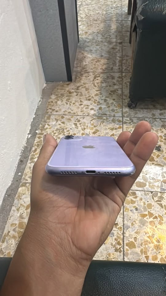 أيفون 11 بلادي للبيع أو مراوس وي ايفون 12 الجهاز ممفتوح وضع الشركة كلشي شغال فيس ايدي خط كلشي ممبدل بي نظيف ويا كرتونه السعر ٢٣٠ مكاني بغداد مدينه الصدر متواجد واتساب ***********
